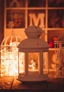 Candlelight and birdcage decorations in shabby chic style