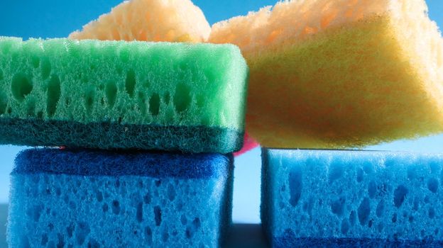 Many blue, red, yellow, green sponges are used to wash and wipe the dirt used by housewives in everyday life. They are made of porous material such as foam. good detergent retention.