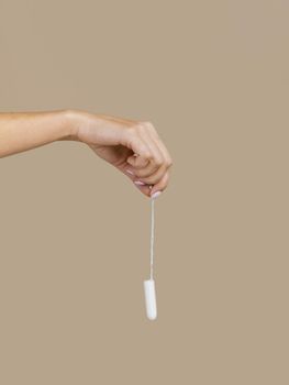 (1)hand holding tampon front view