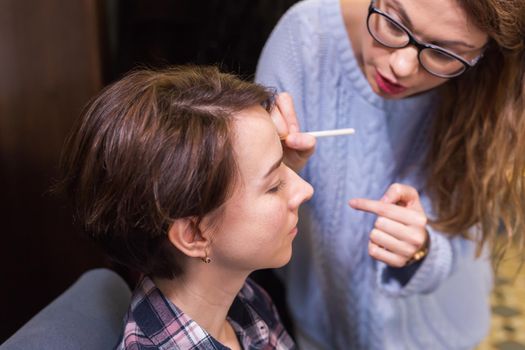 Professional make-up artist conducts a master class to improve the skills of a beginner make-up artists. Beauty and business.