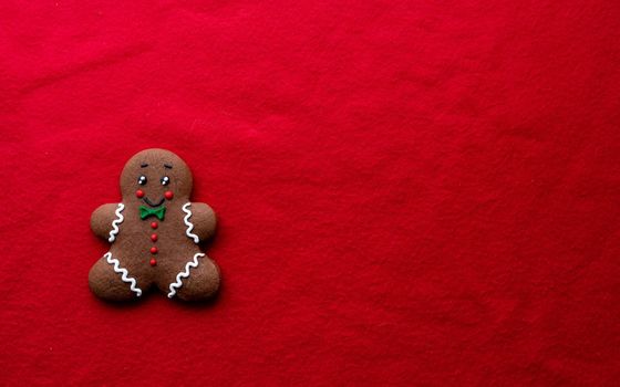 Christmas decoration mock up or flatlay with gingerbread man on red background. Eco natural frame. winter, New Year Holidays concept as top view, copyspace. greeting card template.