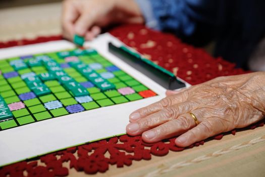 Crosswords for Elderly ,help improve memory & brain