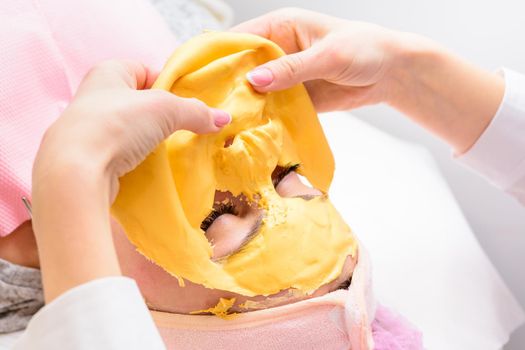The process of removing the cosmetic golden mass, cosmetic procedures in the salon. new
