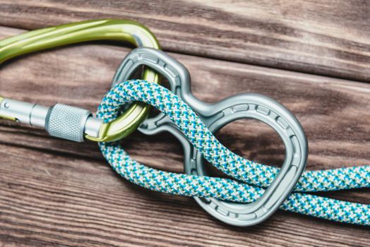 Belay device with rope and carbine for climbing sport and mountaineering.