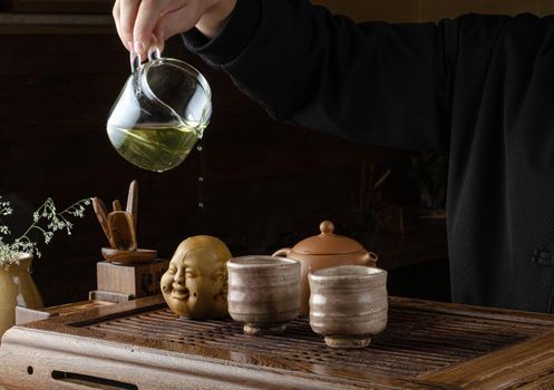 the tea ceremony hand men and women to pour the tea