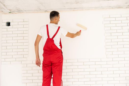 Man painting the wall, master wall painter