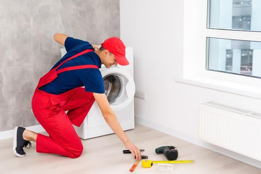 Master repairs the broken washing machine