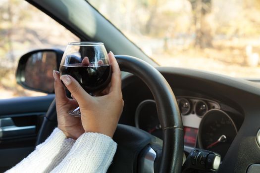The girl at the wheel is drinking alcohol. Not sober revival is a threat to people.