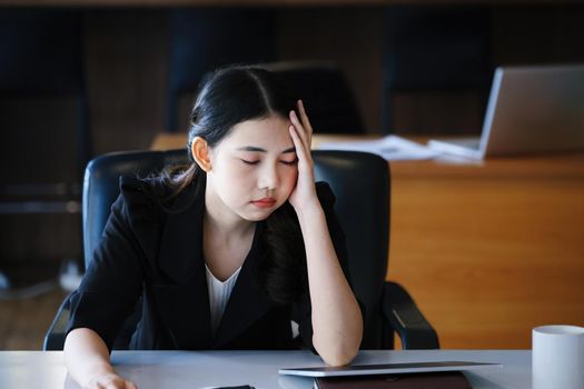 Company employees show boredom from unfinished