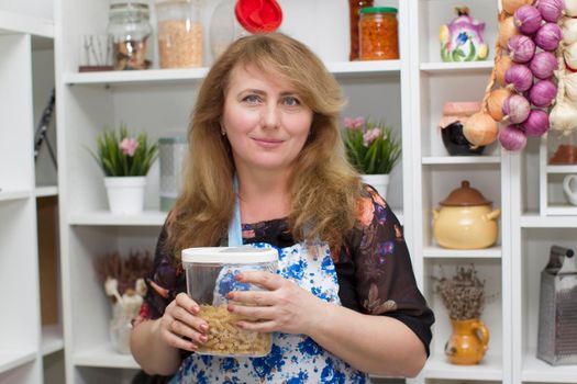 Plain woman in the kitchen with pasta