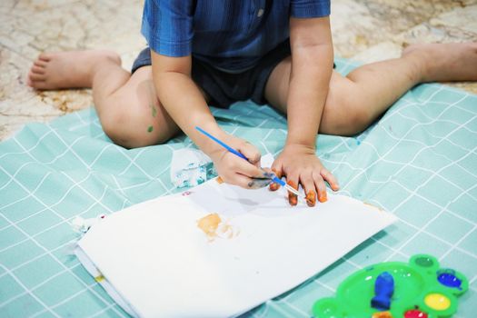 Focus on their hands on paper. Children use brushes to draw their hands on paper to build their imagination and enhance their cognitive skills