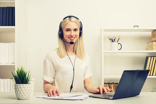 Close-up portrait of a customer service agent sitting at office -image