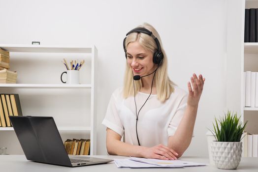 Close-up portrait of a customer service agent sitting at office -image