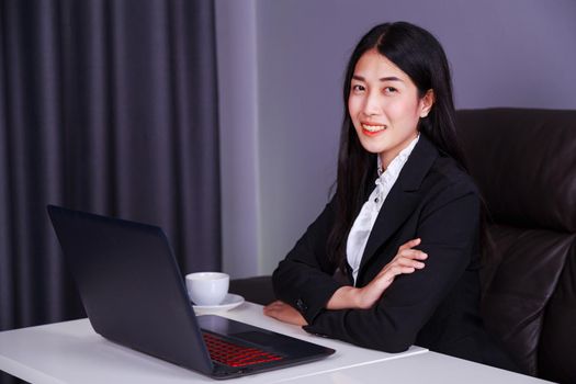 young business woman sitting at the desk with laptop