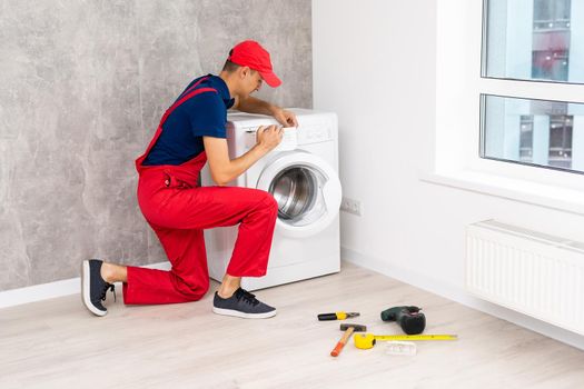Master repairs the broken washing machine