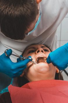 Local anesthesia, the dentist uses a carpal syringe, introducing local anesthesia into the gums.2020