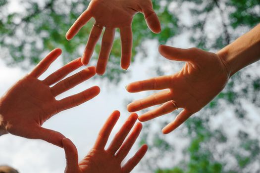 Team stacks hands in a workshop for teambuilding and teambuilding.