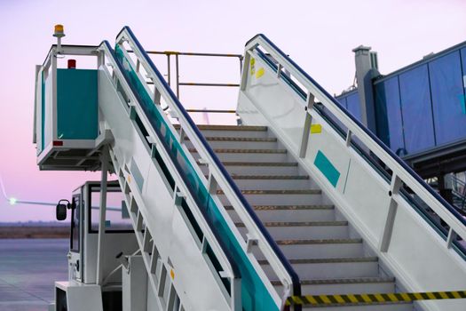 Plane ladder for disembarking and boarding passengers on the board of the aircraft