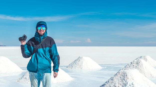 Photographer in spacious sunshine Salar de Uyuni