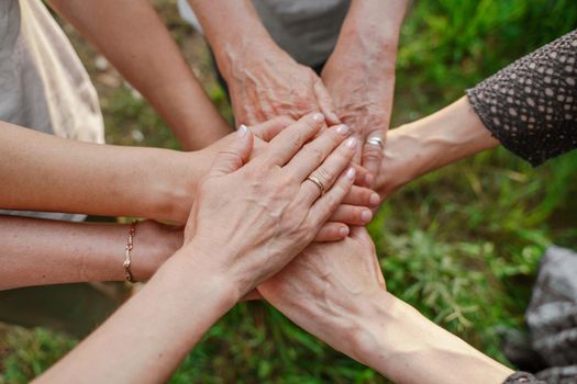 Team stacks hands in a workshop for teambuilding and teambuilding.