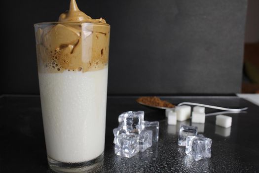 Dalgon coffee milk with coffee coffee foam and cooking ice sugar coffee.