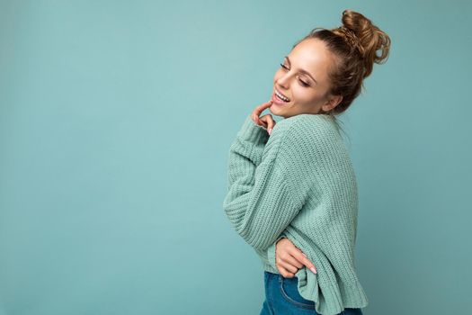 Close-up portrait of nice-looking attractive lovely lovable pretty cute winsome gorgeous cheerful cheery wavy-haired blonde woman isolated on pastel color background wearing stylish clothes.