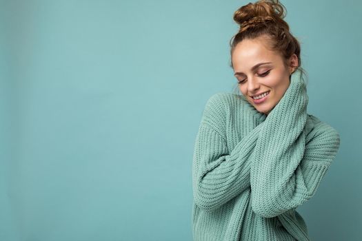 Close-up portrait of nice-looking attractive lovely lovable pretty cute winsome gorgeous cheerful cheery wavy-haired blonde woman isolated on pastel color background wearing stylish clothes.