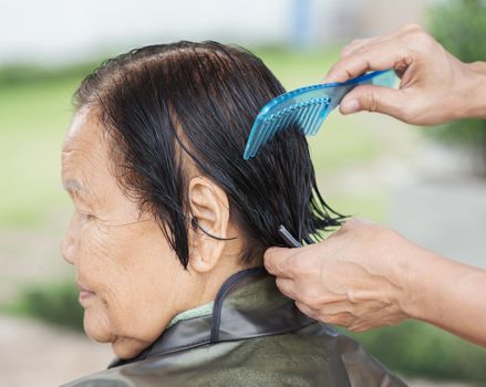 hand use comb to dressing the hair of a senior woman