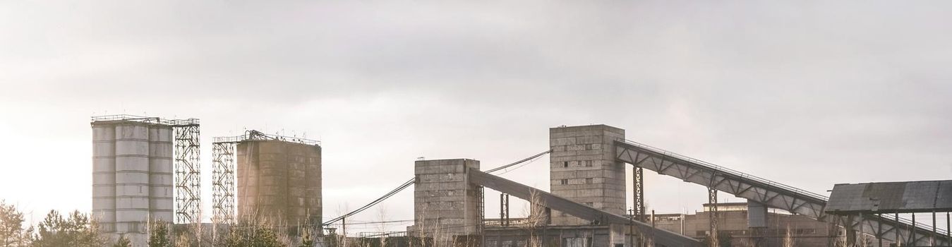 Conveyor belt for feeding sand, gravel and silo or tank for storing and protecting feed, grain or cement from water and air in an industrial area.