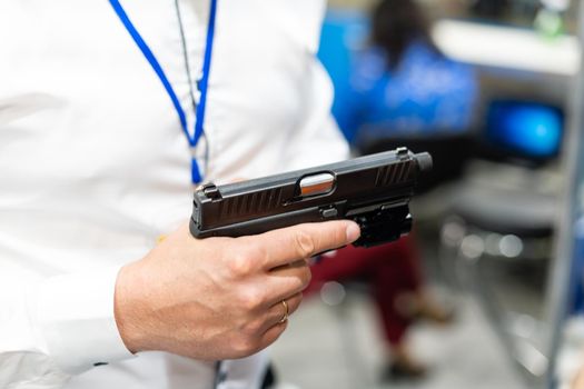 hand holding a semi automatic handgun.