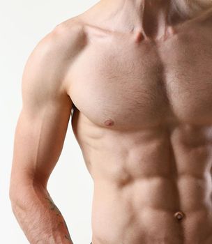 Strong men's press thanks to diet and constant training