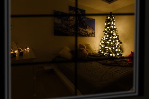 Atmospheric Christmas window, Xmas tree