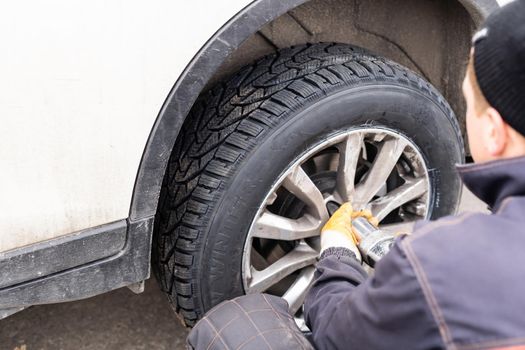 Changing wheel on a car