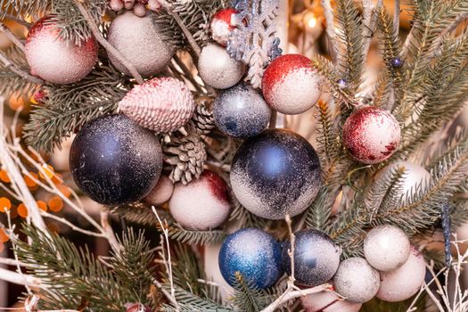 street Christmas decorations: a wreath with balls and garlands.