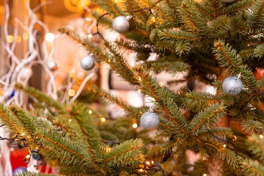 street Christmas decorations: a wreath with balls and garlands.