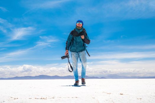 Photographer in spacious sunshine Salar de Uyuni