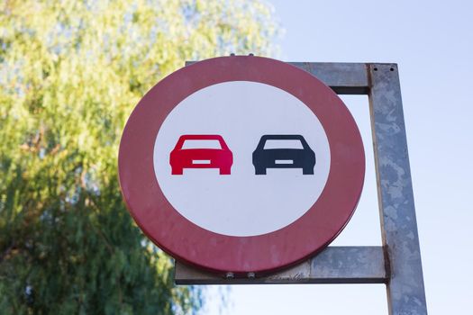 no overtake sign on a spanish highway