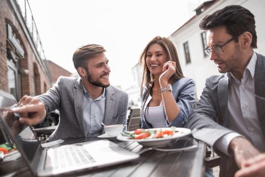 colleagues discuss new information at a table in a cafe.the concept of teamwork