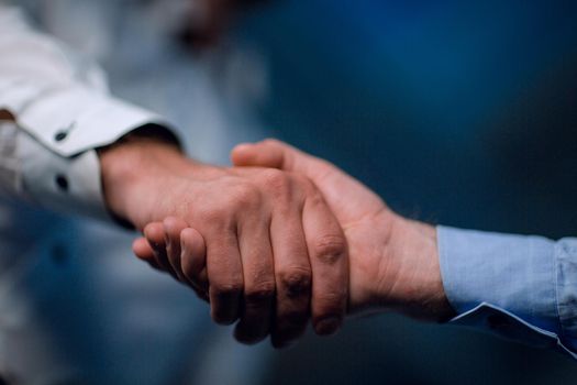 close up.confident handshake of business people. the concept of cooperation