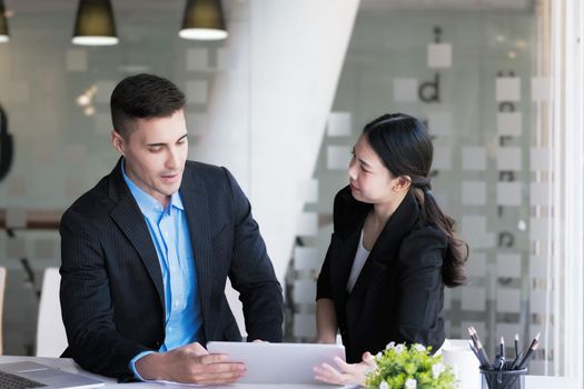 Planning the investment budget, the male advisor is explaining the plan strategy to the female business owner to manage the company's investment budget