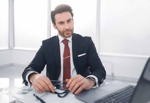 close up.confident businessman sitting at his Desk.business concept