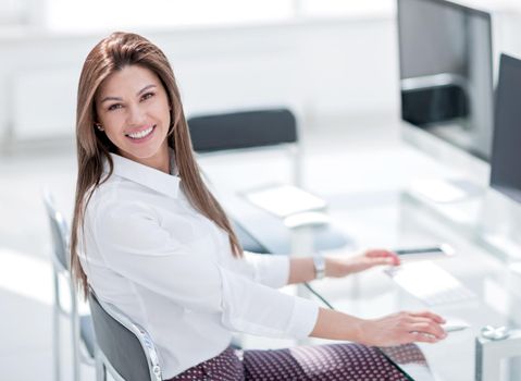 smiling business woman in the workplace. photo with copy space