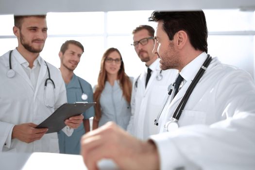 A team of doctors on experiments in the field of chemical research, speaking in the laboratory