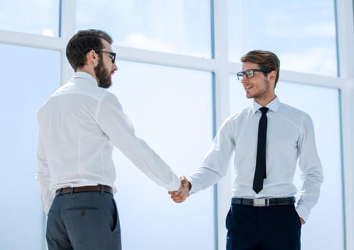 confident business people shaking hands .concept of partnership