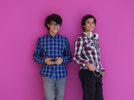 Arabic teenagers group  portrait against pink wall  ž