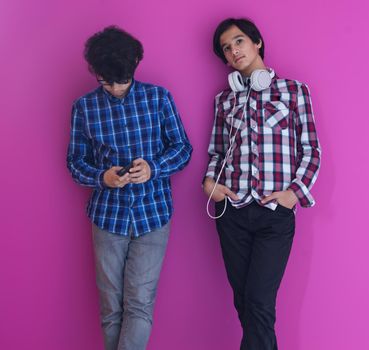 Arabic teenagers group  portrait against pink wall  ž