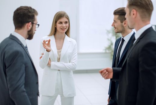 businessman talking to the business team, standing in the office