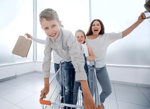happy family in a hurry to shop .photo with copy space