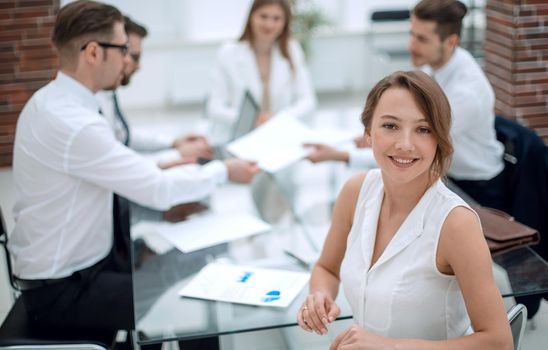 smiling business woman sitting in front of Desk.the concept of teamwork