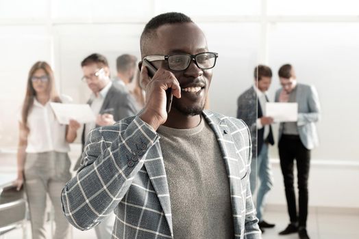 young businessman talking on a mobile phone. photo with copy space